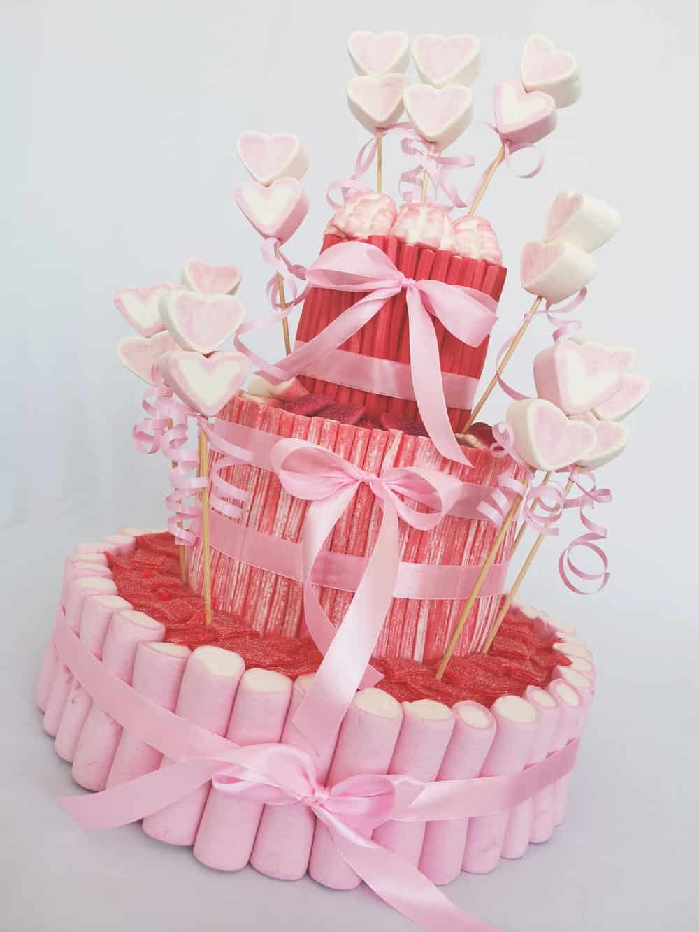 Preciosa tarta de chuches roja, blanca y rosa